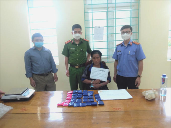 Đối tượng Giàng Thị Ké cùng tang vật