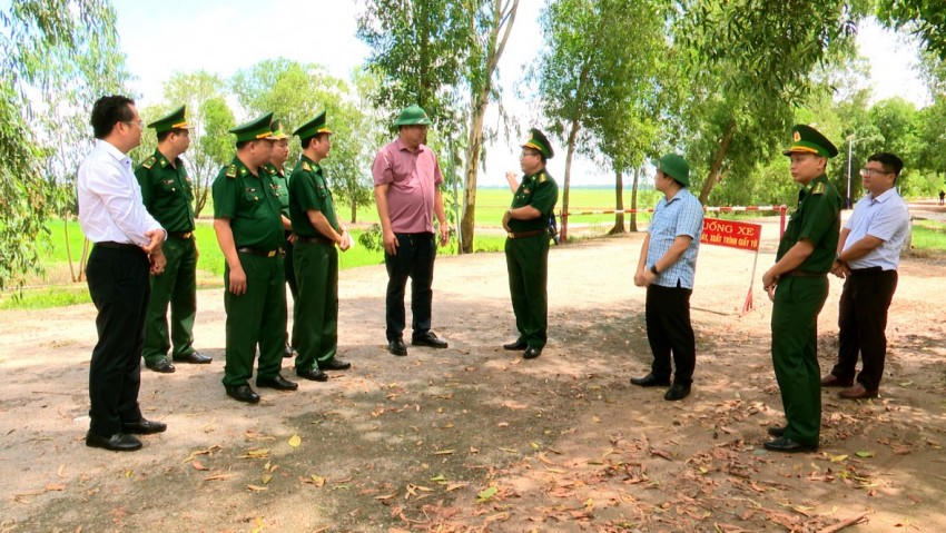 Đoàn công tác khảo sát thực tế tại trạm Kiểm soát Biên phòng Bình Tứ, Đồn Biên phòng Bến Phố. Ảnh: Luận Quân Phương