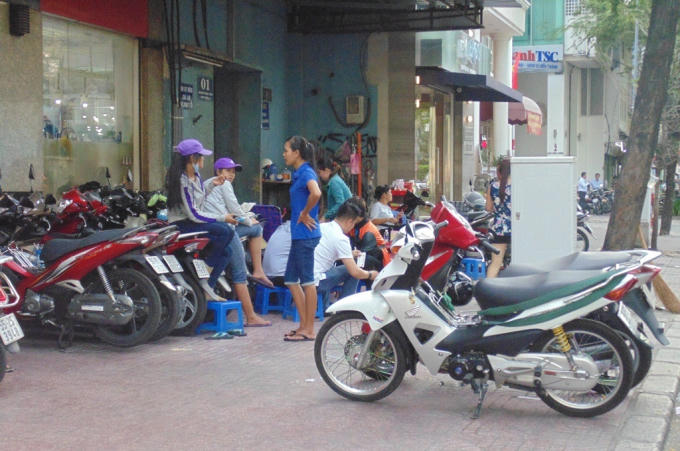 Vỉa hè trên đường Lưu Văn Lang.