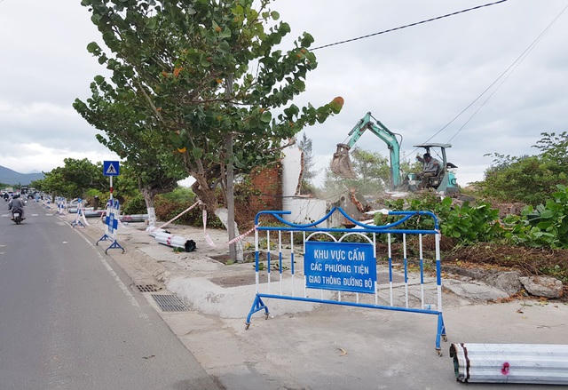 Lực lượng chức năng TP Nha Trang đã tiến hành cưỡng chế thu hồi đất tại dự án Nha Trang Sao.