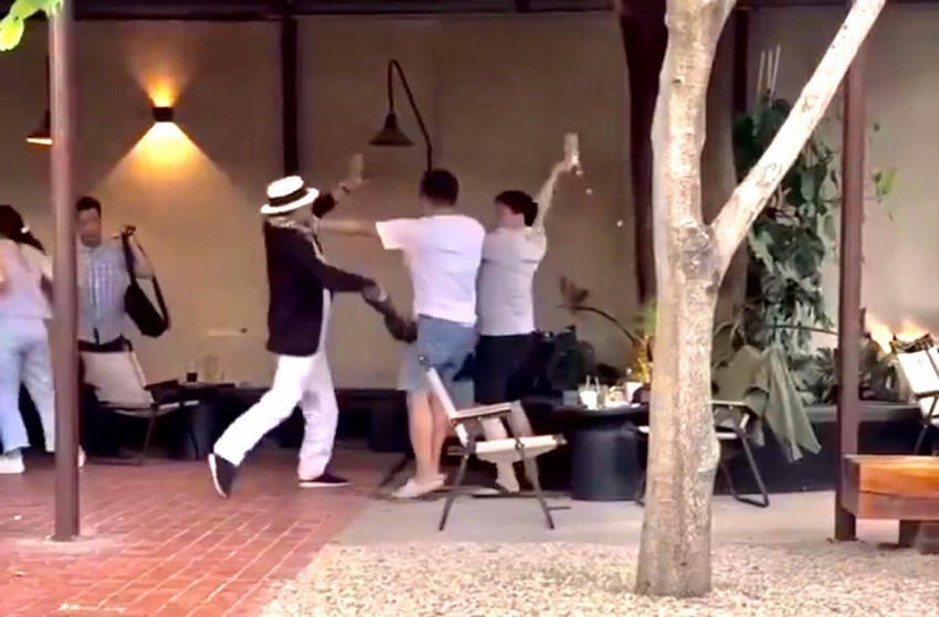 Người đàn ông ăn mặc giống một doanh nhân nổi tiếng đánh nhau trong quán cà phê ở TP Thủ Đức