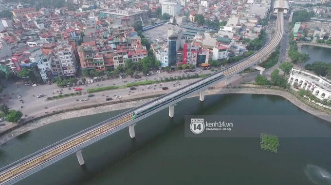 Trước đó, vào ngày 1/8 vừa qua tuyến đường sắt trên cao chính thức lăn bánh trên đường ray vận hành thử (sớm hơn 1 tháng so với dự kiến trước đây). Đây được xem là dấu mốc quan trọng, góp phần đưa dự án tàu cao tốc vào vận hành chính thức đúng thời hạn.