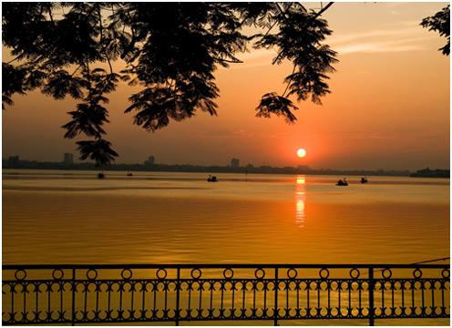 Chiều muộn trên Hồ Tây.