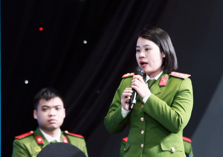 Đại úy Lê Thị Lan Vân đặt câu hỏi với Ban Bí thư T.Ư Đoàn về giải pháp để tuyên truyền, giáo dục trên không gian mạng cho thanh niên.