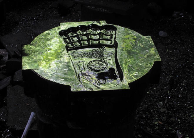 Những sản phẩm điêu khắc mang đậm tính tôn giáo như bàn chân Phật, Phật Di Lặc... có ý nghĩa mang lại sự giàu sang, phú quý.