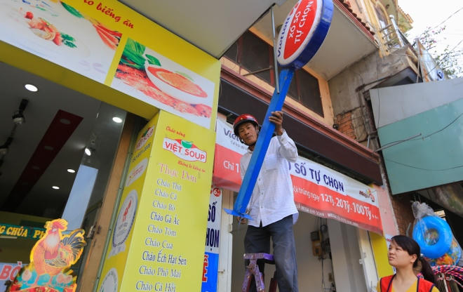 Trên đường Nguyễn Ảnh Thủ, phường Trung Mỹ Tây, quận 12, nhân viên cửa hàng bán vé số tự chọn đã tự giác tháo bảng hiệu lấn vỉa hè.