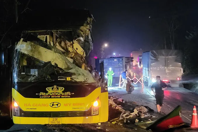 Bước đầu, cơ quan chức năng xác định nguyên nhân vụ tai nạn là do xe ô tô container đi đến đoạn đường cong, không làm chủ tốc độ đánh lái sang trái dẫn đến va chạm với xe khách đang đi chiều ngược lại.