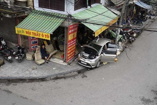 Vỉa hè phố Hàng Chĩnh và Nguyễn Hữu Huân.