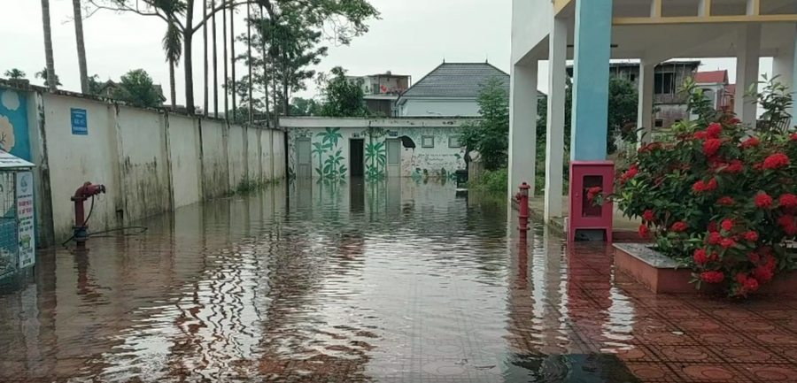 Một góc trường bị ngập nước.