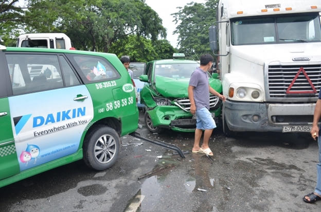 Hiện trường vụ tai nạn li&ecirc;n ho&agrave;n