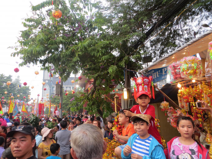 Các em nhỏ háo hức chào đón mỗi khi có một đoàn lân sư rồng đi qua.