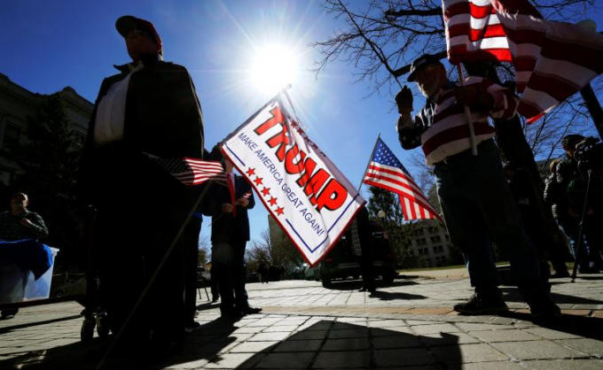 Ở Denver, khoảng 150 người đã tập trung ở bên ngoài trụ sở bang để lên tiếng ủng hộ Tổng thống Donald Trump.