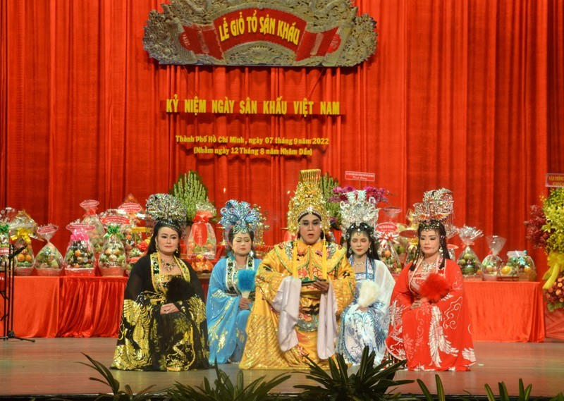 Nghệ sĩ Nhà hát nghệ thuật Hát Bội TP Hồ Chí Minh trình diễn nghi lễ dâng hương, thỉnh Tổ. (Ảnh: Linh Bảo)