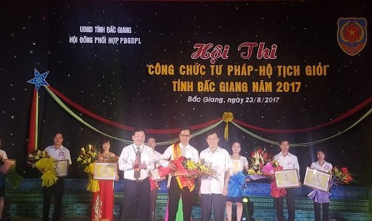 Trao giải nhất cho thí sinh Nguyễn Đức Nghị.