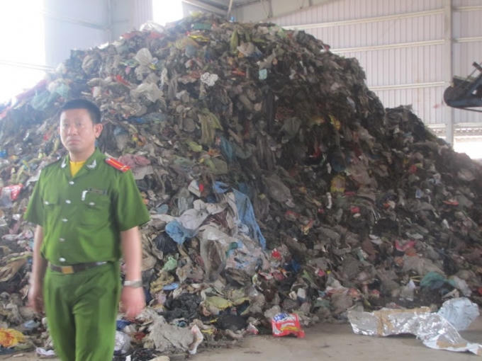 Hàng loạt các xe tải đổ trộm rác thải bị cơ quan chức năng tạm giữ và xử phạt, tuy nhiên dường như chế tài chưa đủ sức răn đe khiến mức dộ vi phạm không thuyên giảm.