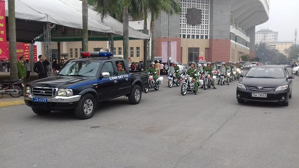 Tại sân vận động Quần Ngựa (Liễ Giai, Ba Đình) những chiếc xe đặc chủng của Bộ Công an chuẩn bị tiễn những thanh niên của Thủ đô lên đường nhập ngũ.