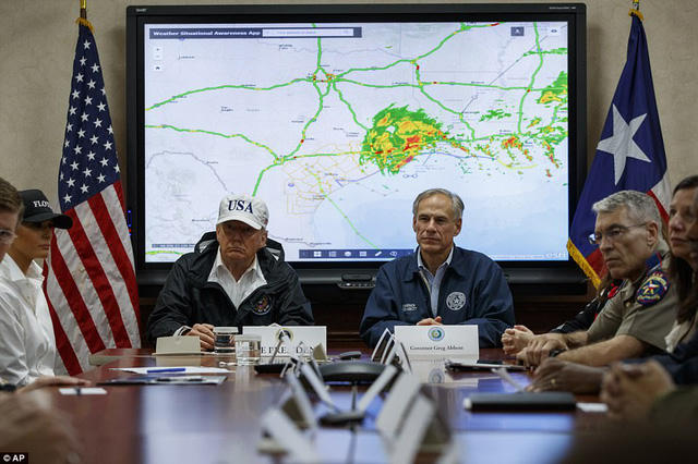 Theo lịch trình, Tổng thống Trump sẽ không tới thành phố Houston, nơi đang chịu ảnh hưởng nặng nề nhất của bão Harvey, vì không muốn chuyến đi của ông làm ảnh hưởng tới công tác cứu hộ. Tổng thống Trump làm việc tại Sở Y tế Texas. (Ảnh: AP)