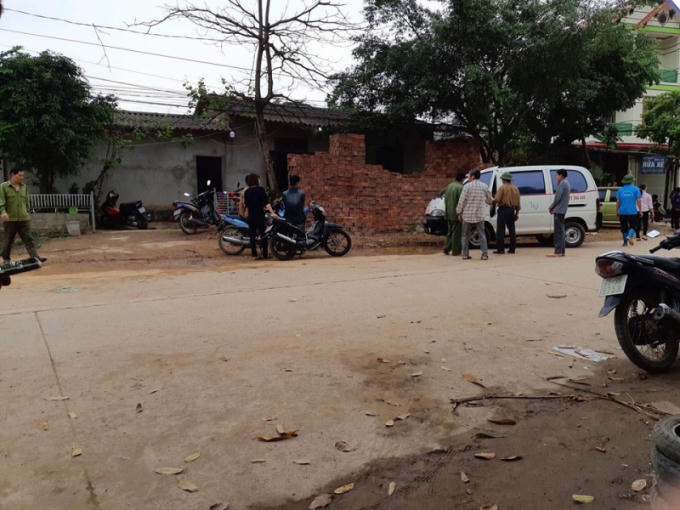 Người dân địa phương bàng hoàng trước sự việc.
