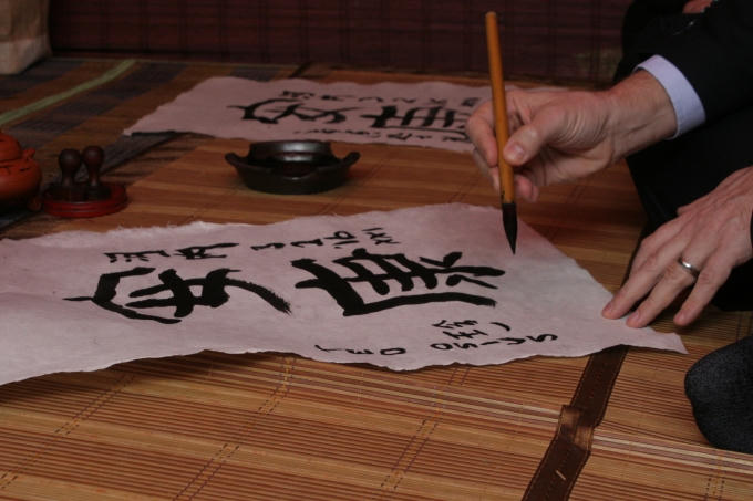 Đại sứ k&iacute; t&ecirc;n tr&ecirc;n bức thư ph&aacute;p của m&igrave;nh.