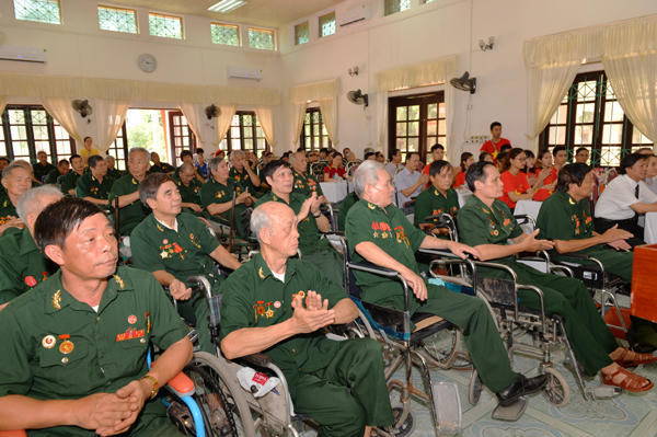 Đoàn đã trao tận tay 70 suất quà cho những thương binh đang được chăm sóc tại trung tâm Điều dưỡng và 10 triệu đồng tới Ban lãnh đạo Trung tâm điều dưỡng.