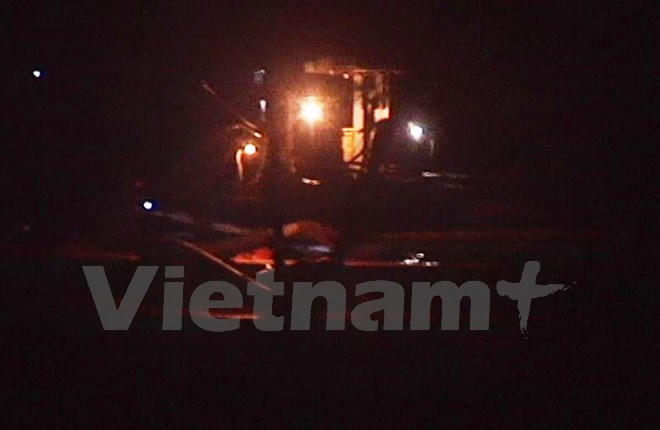 Bất chấp lệnh cấm khai thác ban đêm, cát tặc vẫn tưng bừng rút ruột lòng sông Hồng. (Ảnh: Mai Mạnh/Vietnam+)