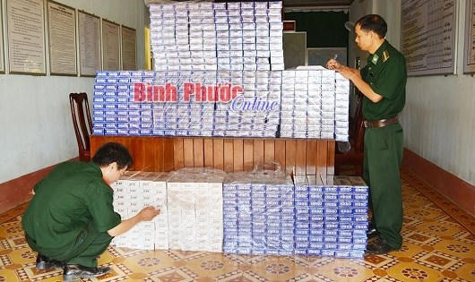 Bộ đội Biên phòng tỉnh Bình Phước kiểm tra thuốc lá lậu bị bắt giữ khi vận chuyển trái phép qua biên giới. (Ảnh: Báo Bình Phước)