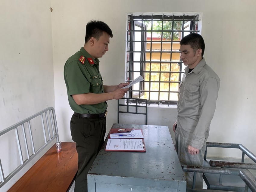 Lý Văn Vũ bị khởi tố về 2 tội Đe dọa giết người và Tàng trữ, sử dụng trái phép vũ khí quân dụng (Ảnh: Công an Tỉnh Phú Thọ).