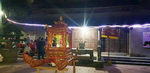 Khi gần đến thời khắc giao thừa, một số thanh niên trai tráng trong làng khênh một chiếc kiệu đẹp trang trí đặc sắc, rước người tế chủ ra đình làng.