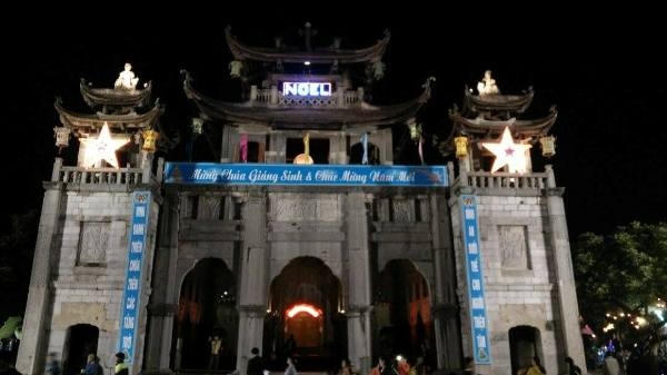 Kh&ocirc;ng kh&iacute; Gi&aacute;ng sinh đ&atilde; tr&agrave;n về khắp mọi nẻo đường