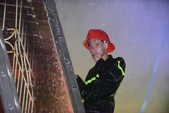 Chiến sĩ cảnh sát PCCC tỏ ra mệt mỏi sau khi dập tắt hoàn toàn.  Khoảng 4h30, nạn nhân cuối cùng được đưa ra khỏi đám cháy. Được biết, ngoài nạn nhân đầu tiên là cháu gái học sinh lớp 11, hai nạn nhân còn lại đã tử vong là một phụ nữ 50 tuổi và một cụ bà 80 tuổi.