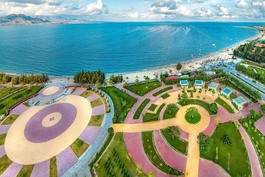 Toàn cảnh công viên biển Bình Sơn.