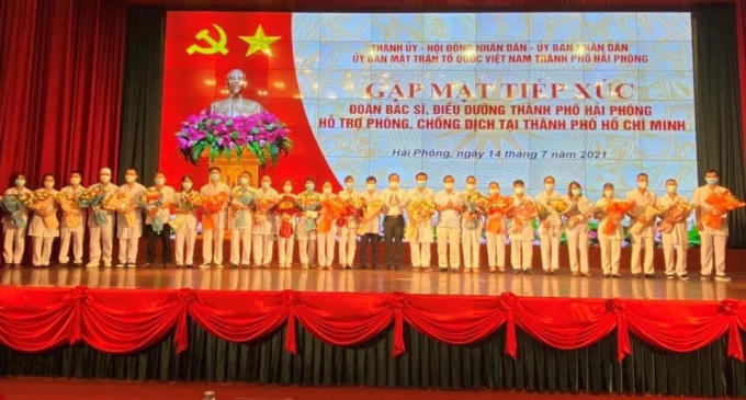 Lãnh đạo TP tặng hoa Đoàn công tác.
