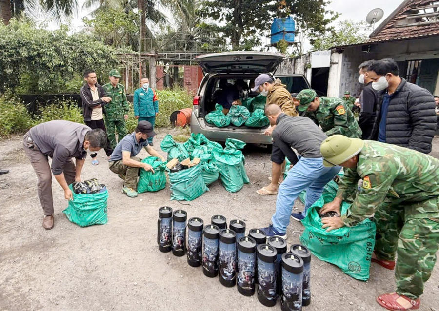 Lực lượng Bộ đội Biên phòng tỉnh Quảng Ninh phối hợp với các đơn vị chức năng kiểm tra, thu giữ hàng trăm bình khí cười (N₂O) cùng nhiều bao tải tang vật tại hiện trường vụ án