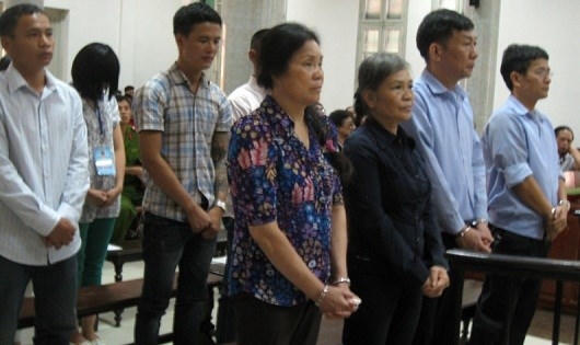 Các bị cáo tại tòa (ảnh VNN).