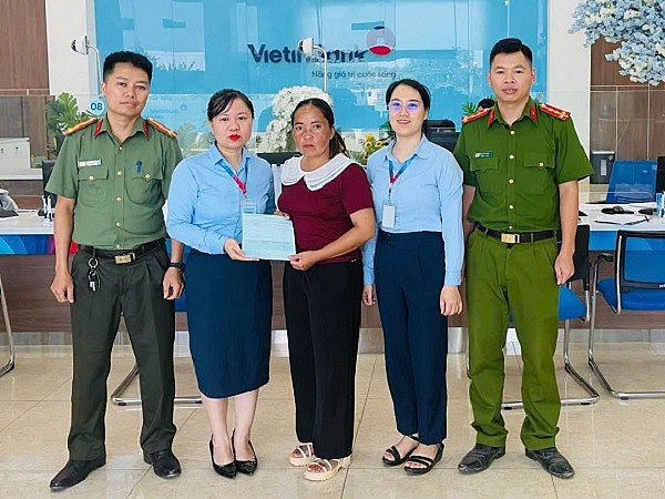 Công an xã cùng chị Chợ đến ngân hàng làm thủ tục chuyển lại 500 triệu cho chị Xuân. (Ảnh: Công an Tuyên Quang).