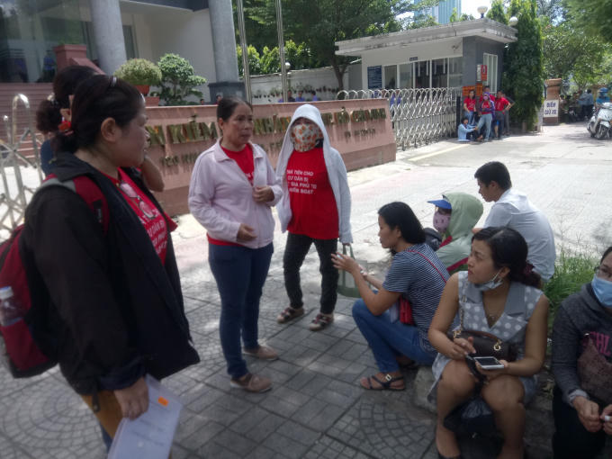 Người dân chờ đợi hàng giờ đồng hồ trước VKSND TP HCM.