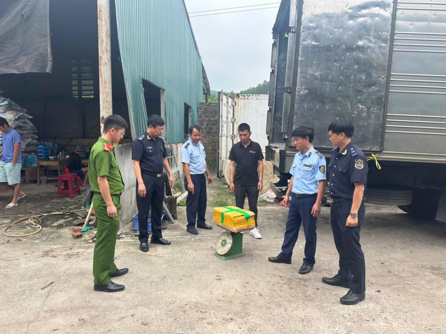Các lực lượng chức năng tiến hành kiểm đếm hàng hóa. (Ảnh: Chi Cục QLTT tỉnh Quảng Ninh)