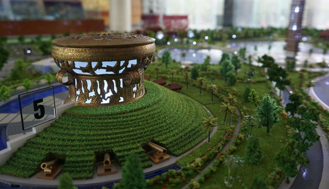 Mô hình bảo tàng tổng hợp với hình dáng trống đồng.