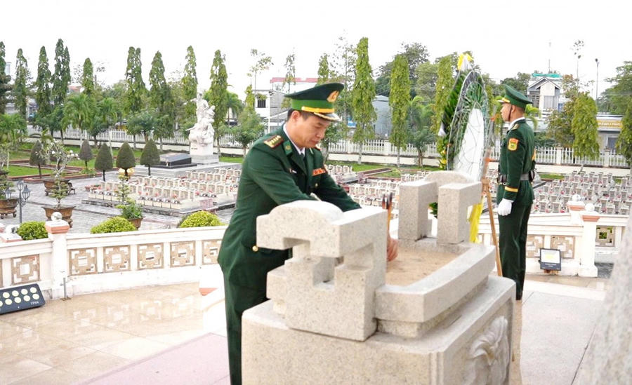 Đại tá Nguyễn Văn Ngọc – Phó Chỉ huy trưởng Ban Chỉ huy BĐBP Cà Mau dâng hương trước Tượng đài Tổ quốc ghi công.