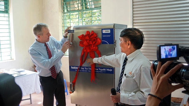 Nhân chuyến thăm, Đại sứ Osius đã tặng Làng Hữu Nghị một tủ nấu và ủ cơm công nghiệp hiện đại. Ông Đinh Văn Tuyên, Giám đốc Làng Hữu Nghị, đã thay mặt làng nhận món quà ý nghĩa, thiết thực từ Đại sứ Mỹ.
