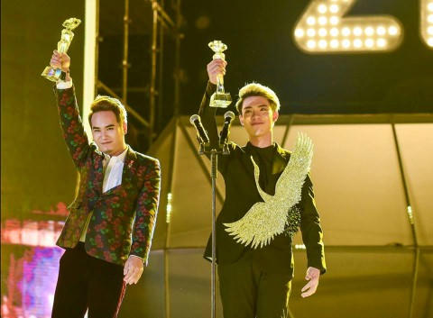 Khắc Hưng và Erik nhận giải Zing Music Awards 2016 cho ca khúc “Sau tất cả”.