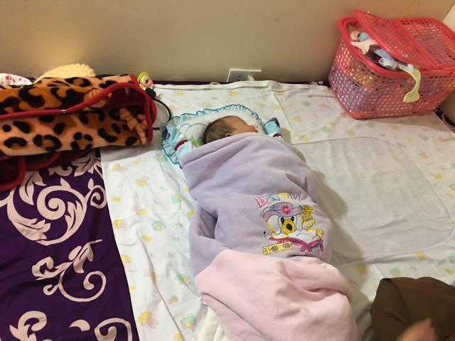 Em bé ngủ ngon giữa chốn thiền.