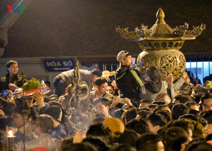 Quá đông nên nhiều người phải leo trèo lên mọi thứ có thể.