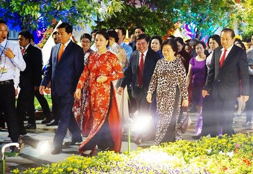 Chủ tịch Quốc hội Nguyễn Thị Kim Ngân, Phó Thủ tướng thường trực Trương Hòa Bình, Bí thư Thành ủy Đinh La Thăng cùng các lãnh đạo TP.HCM tham dự lễ khai mạc đường hoa.