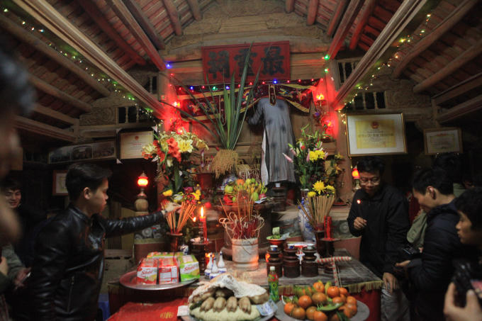 Sau khi lễ Mật kết thúc, cụ thủ từ cất 2 linh vật thiêng liêng lên nóc miếu, cất cẩn thận.