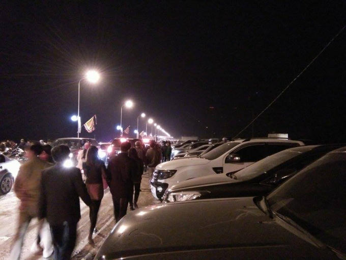 Đường vào đền Trần Thương, hai bên đường xe đã đậu kín.