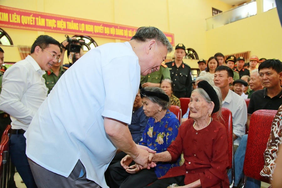 Bộ trưởng Bộ Công an trao quà tặng 02 Bà mẹ Việt Nam Anh hùng Hồ Thị Tứ và Trần Thị Em - Ảnh Công an Nghệ An.