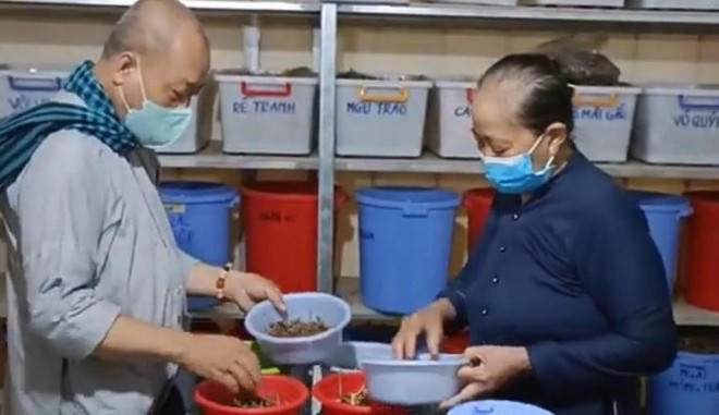 Bà Phan Thị Bính mở phòng khám đông y khám miễn phí cho người nghèo