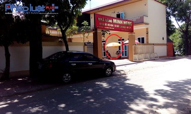Trong nhà hàng còn trưng nhiều chiếc ô của lực lượng Cảnh sát giao thông ngay cổng ra vào khiến nhiều người dân “ái ngại”.