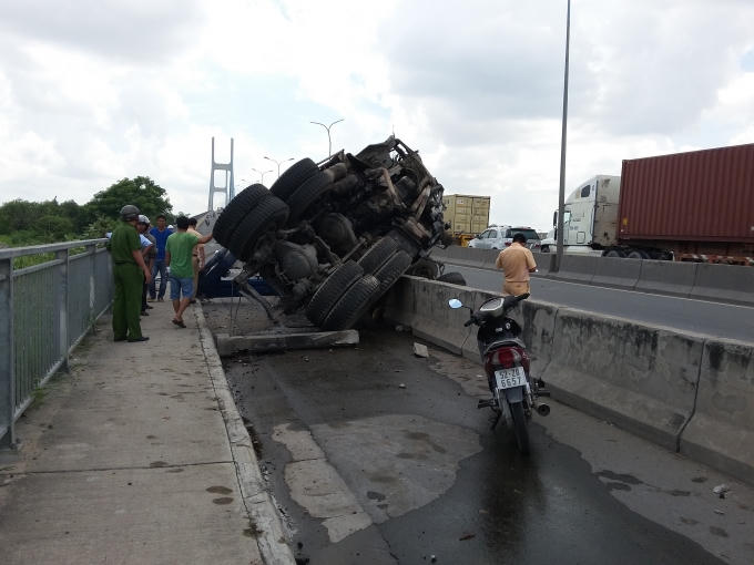 Chiếc xe nằm vắt vẻo trên dải phân cách.